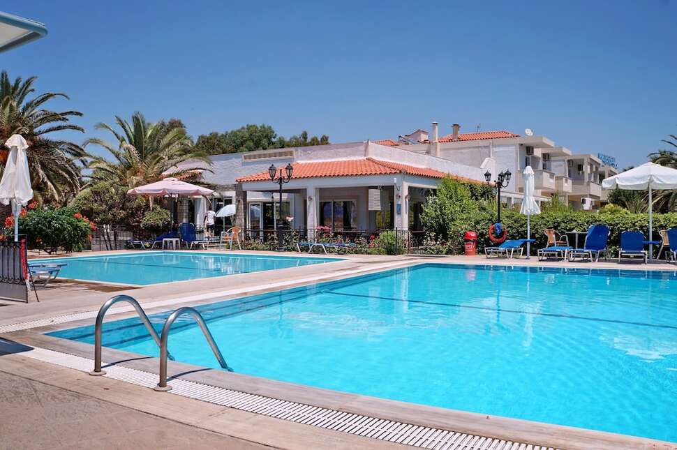Een foto van het zwembad bij Hotel Kalloni Bay