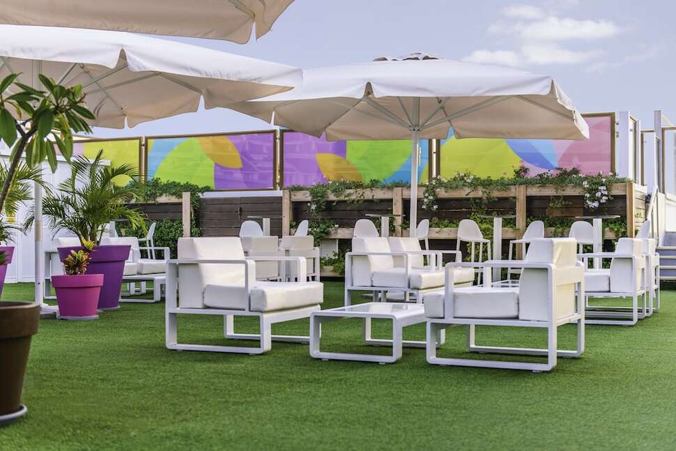 Een foto van het terras bij Paradise Park Fun Lifestyle Hotel