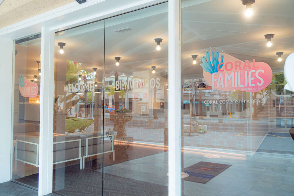Een foto van de buitenkant van Hotel Coral Compostela Beach