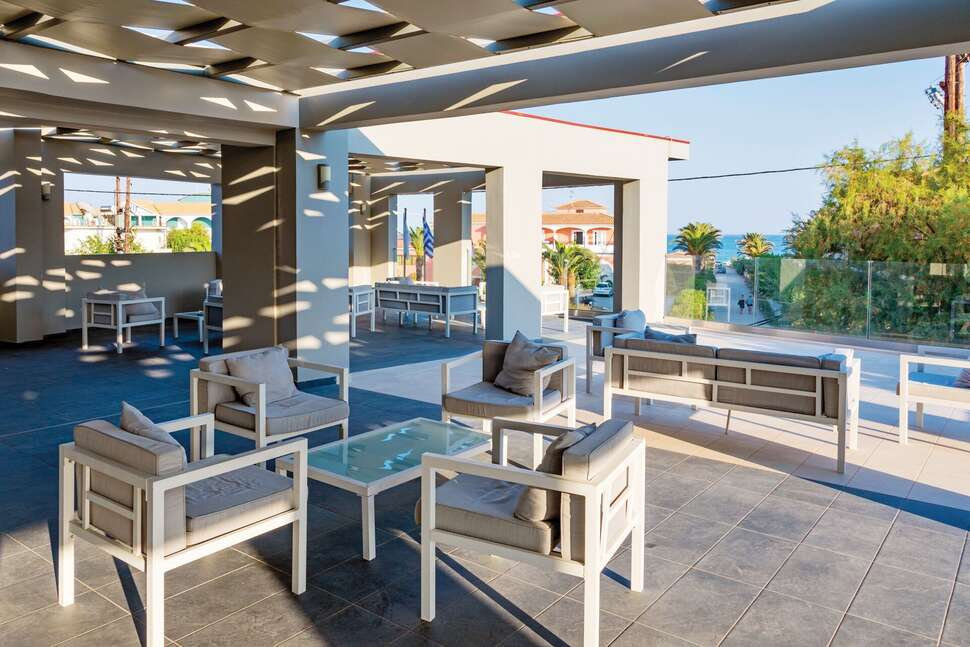 Een foto van het terras bij White Olive Premium Hotel