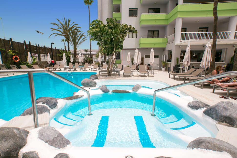Ein Foto vom Pool im Hotel Livvo Anamar Suites
