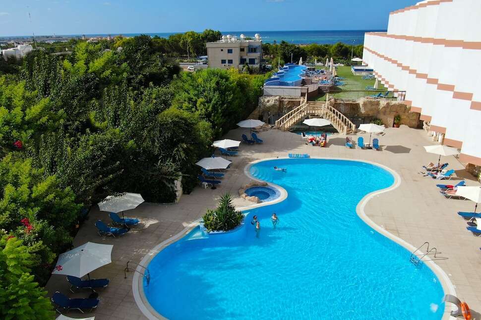 Een foto van het zwembad bij Avlida Hotel
