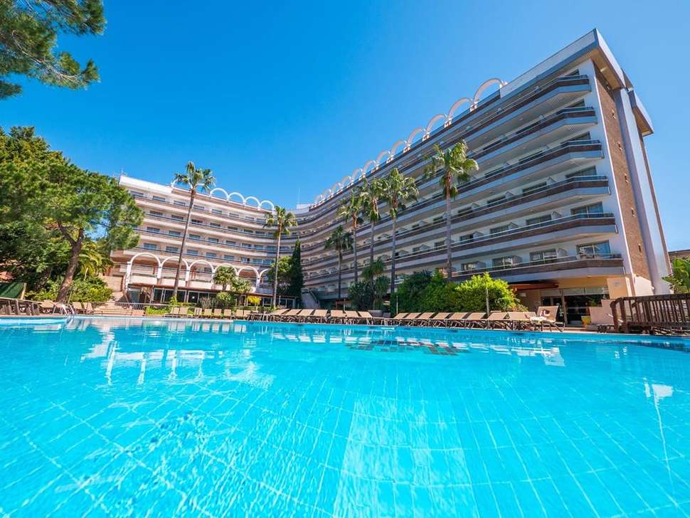 Ein Foto vom Pool im Golden Port Salou & Spa