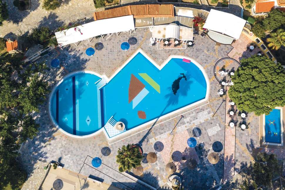 Een foto van het zwembad bij Atlantis Hotel