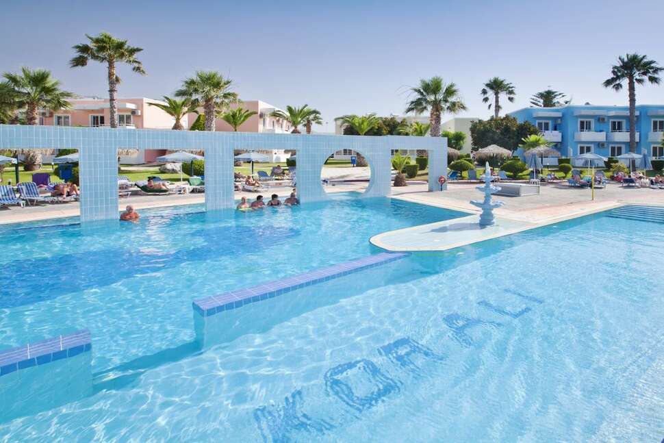 Een foto van het zwembad bij Corali Hotel & Village
