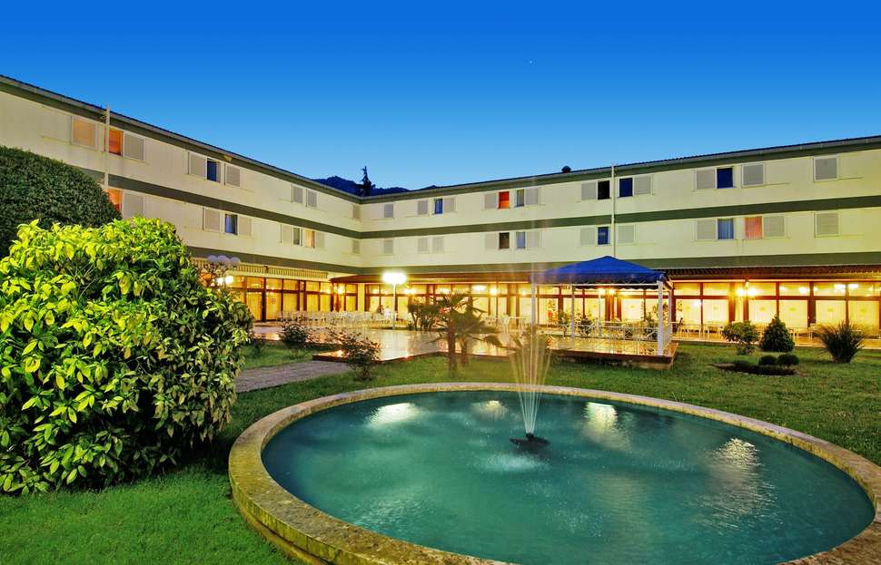 Ein Foto von der Außenansicht des Hotel Marina
