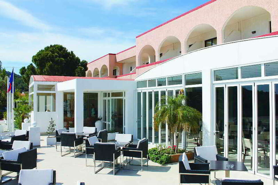 Een foto van het terras bij Lymberia Hotel