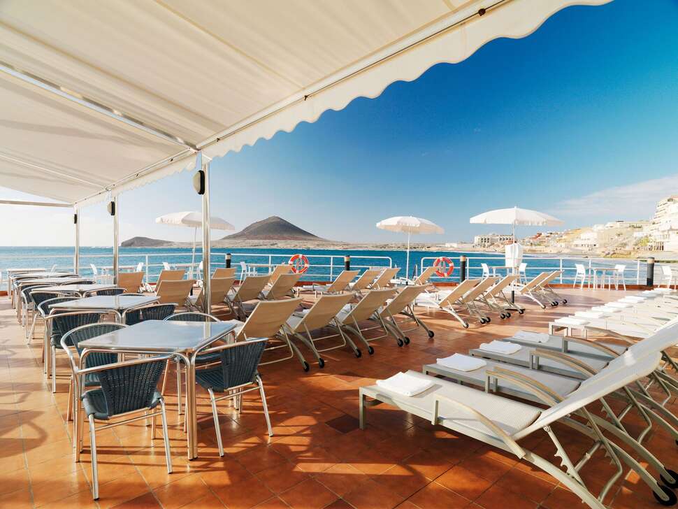 Een foto van het terras bij Hotel Medano