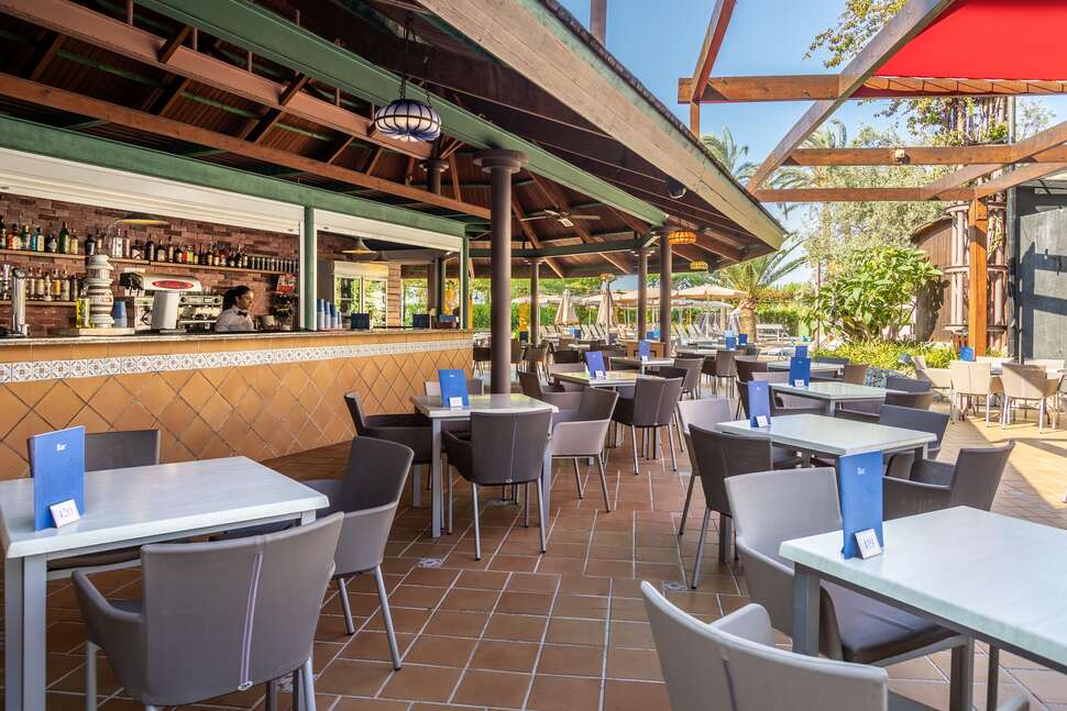 Ein Foto von der Terrasse im Hotel Zafiro Tropic