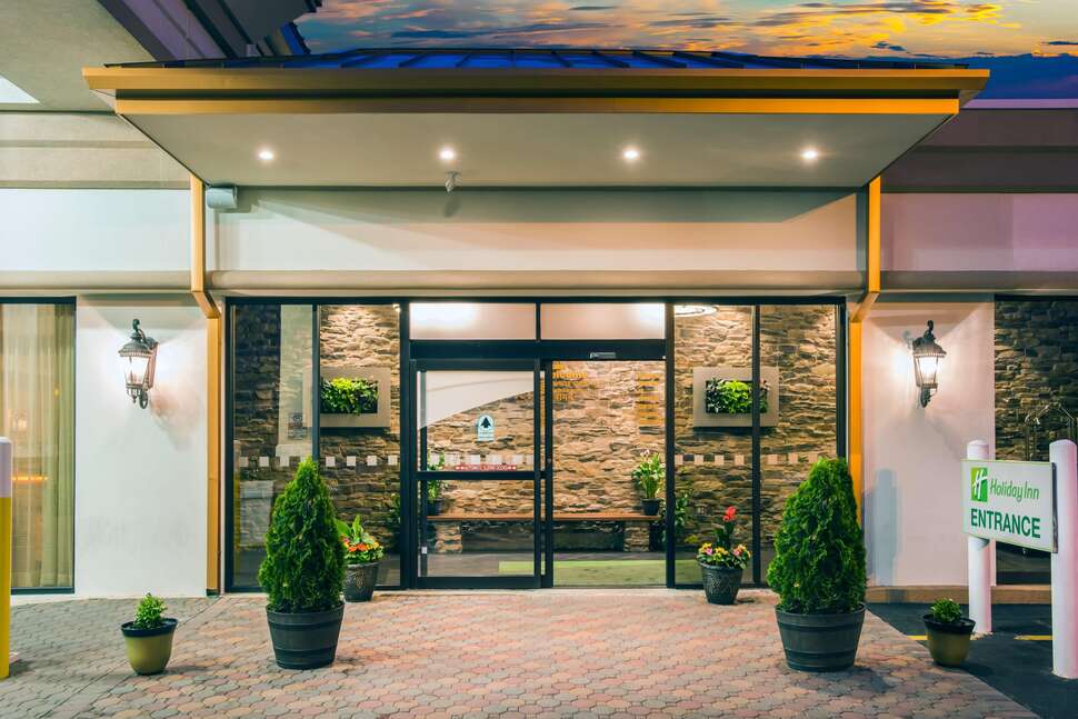 Een foto van de buitenkant van Holiday Inn Hasbrouck Heights Meadowlands