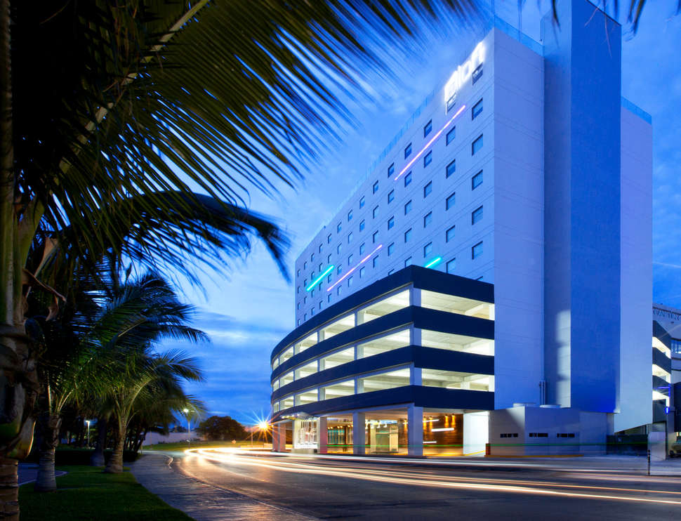 Een foto van de buitenkant van Aloft Cancun Hotel