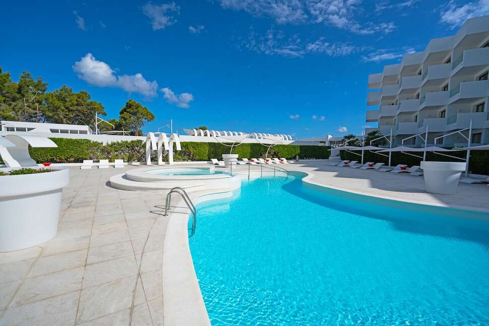 Een foto van het zwembad bij THB Naeco Ibiza