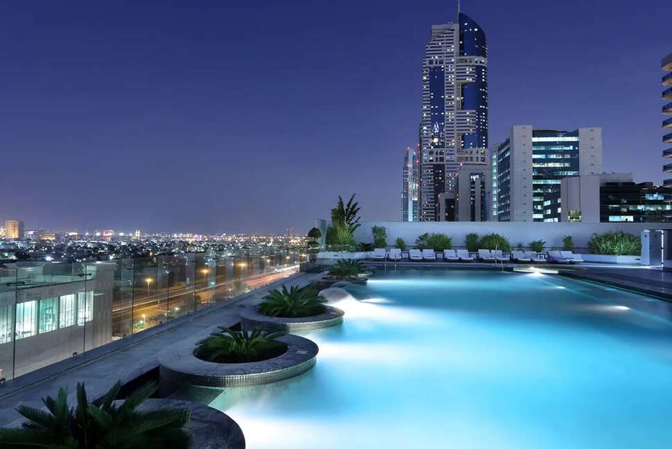 Een foto van het zwembad bij The Tower Plaza Hotel Dubai