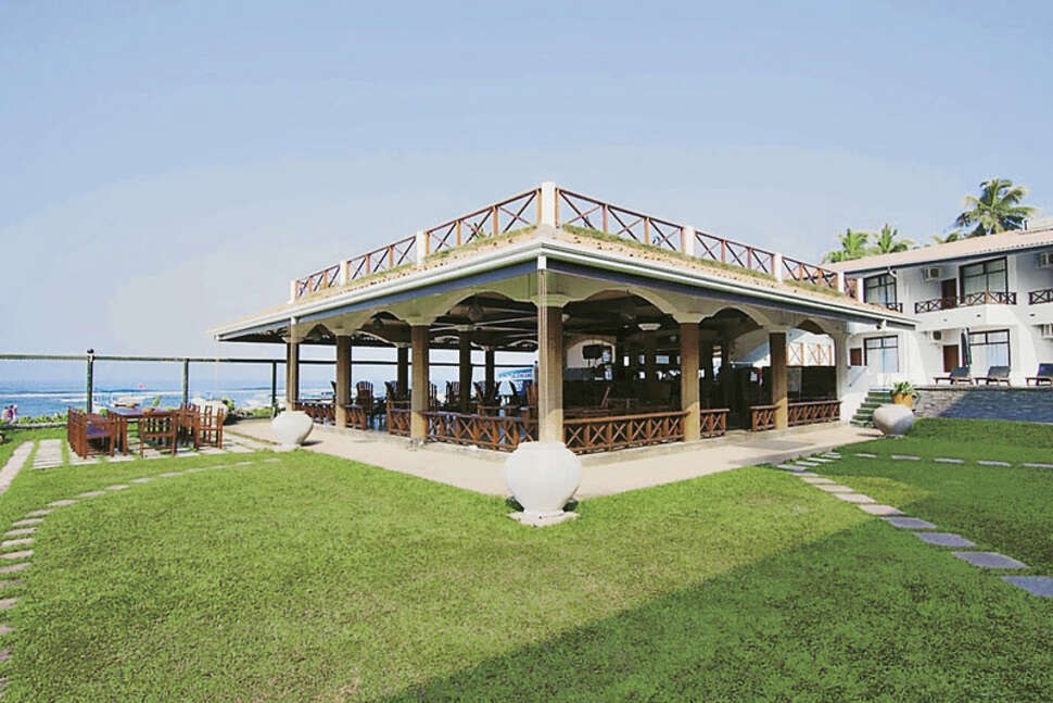 Een foto van het terras bij Coral Sands Hotel