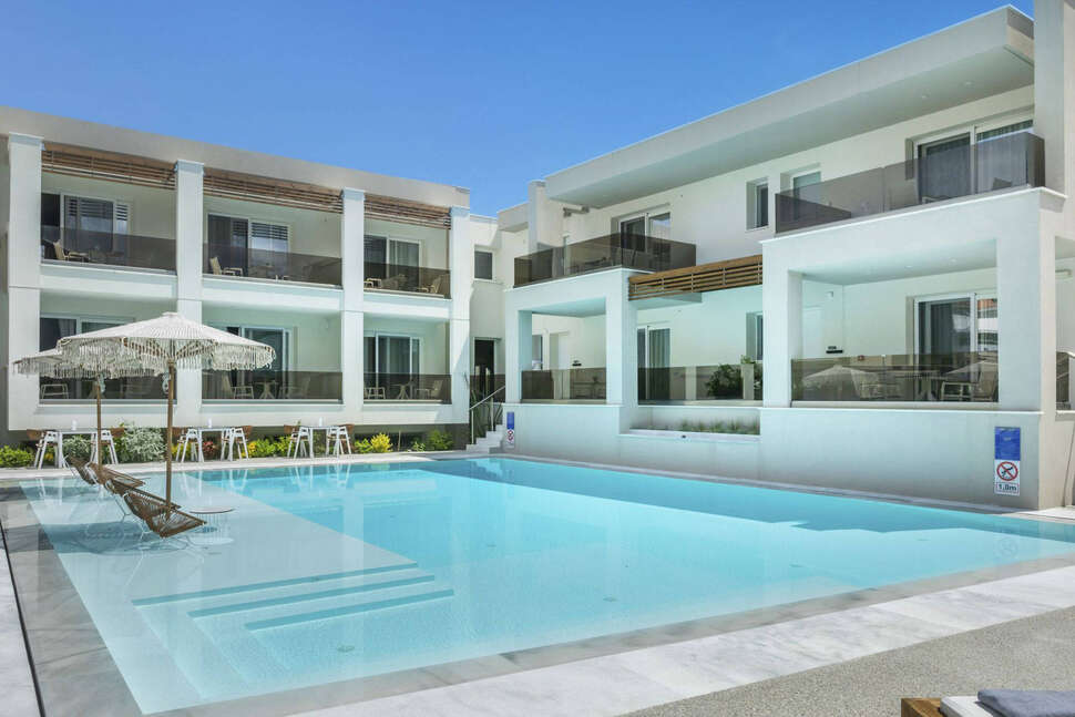 Een foto van het zwembad bij Mirablue Deluxe Residences