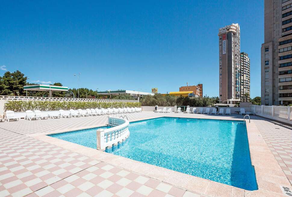 Een foto van het zwembad bij Pierre & Vacances Benidorm Levante