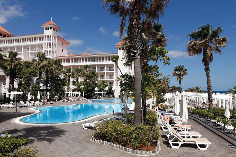 Een foto van het zwembad bij Riu Madeira
