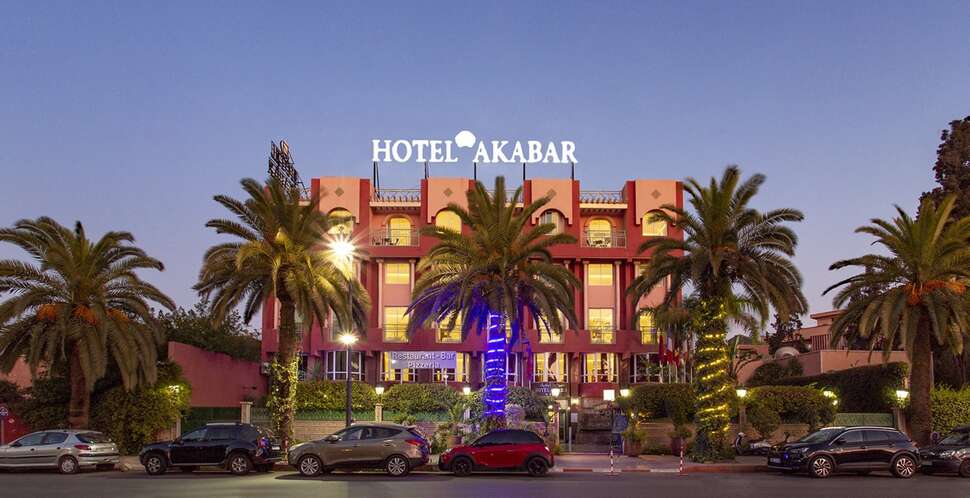 Ein Foto von der Außenansicht des Hotel Akabar