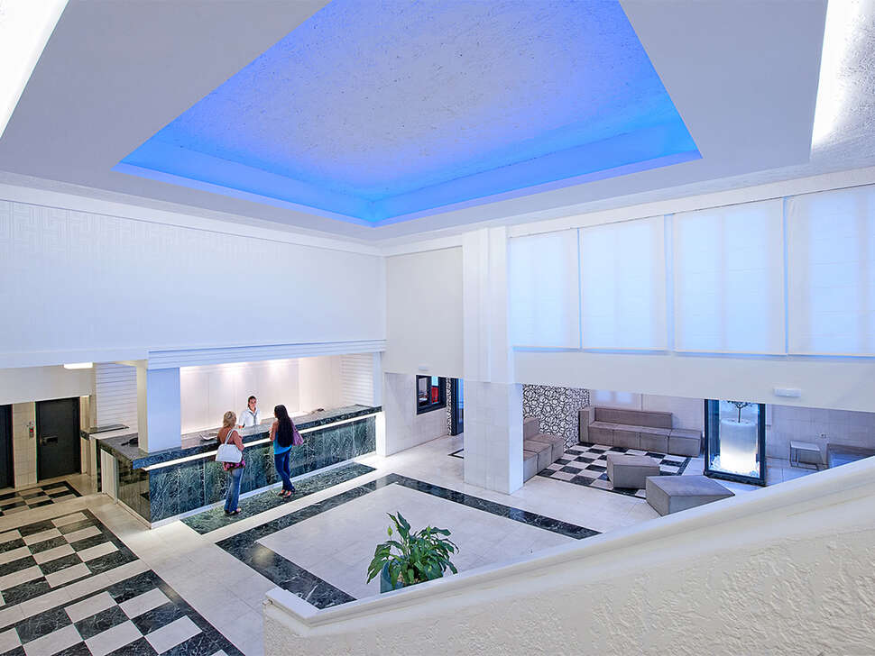 Een foto van het interieur van Heronissos Hotel