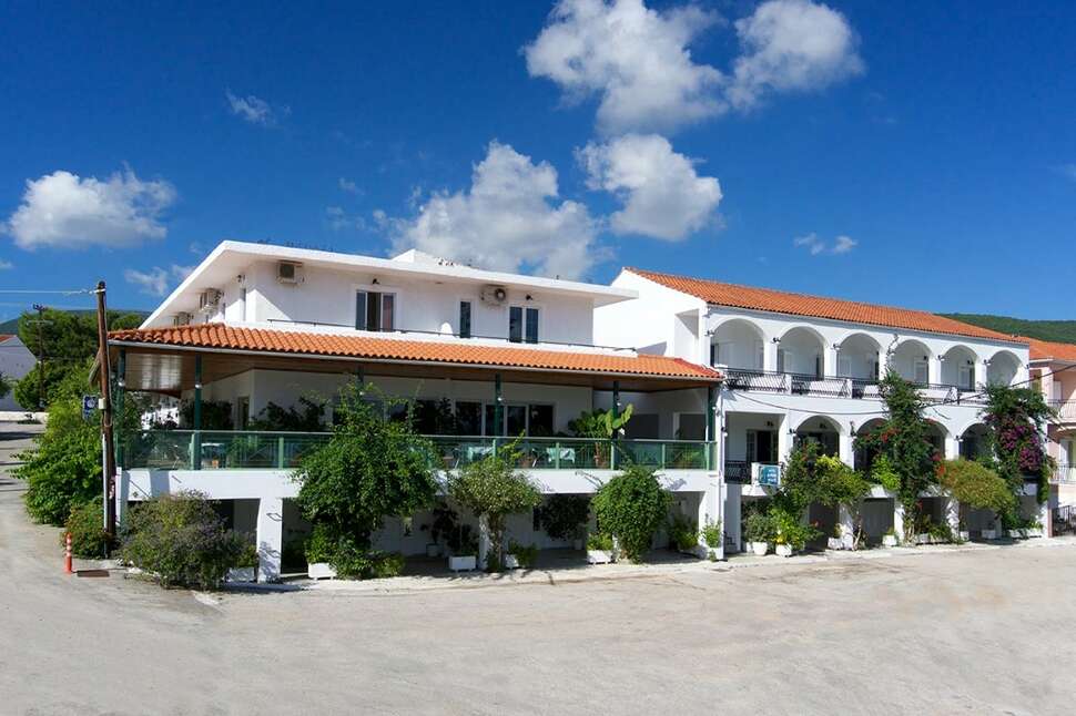 Ein Foto von der Außenansicht des Hotel Athina