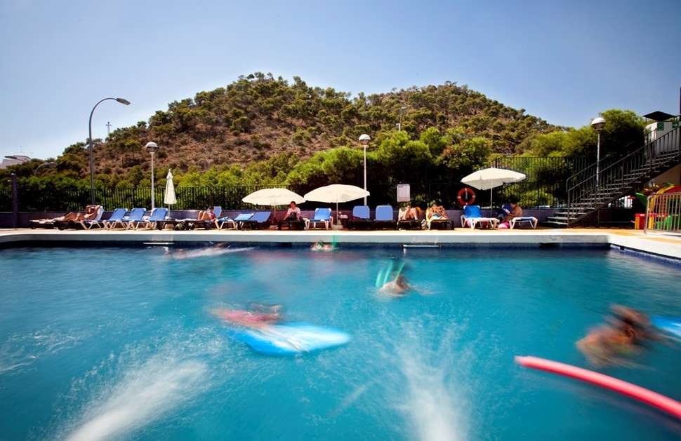 Een foto van het zwembad bij Sercotel Maya Alicante