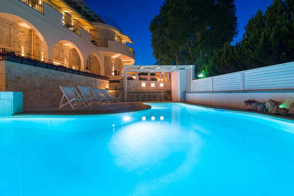 Een foto van het zwembad bij Neikos Mediterraneo Luxury Suites