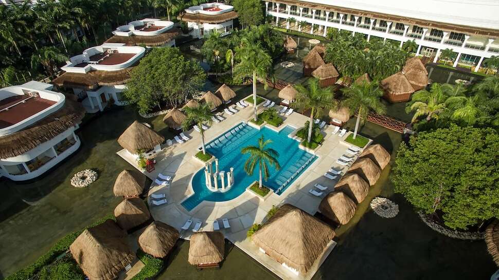 Een foto van het zwembad bij Grand Sunset Princess All Suites & Spa Resort