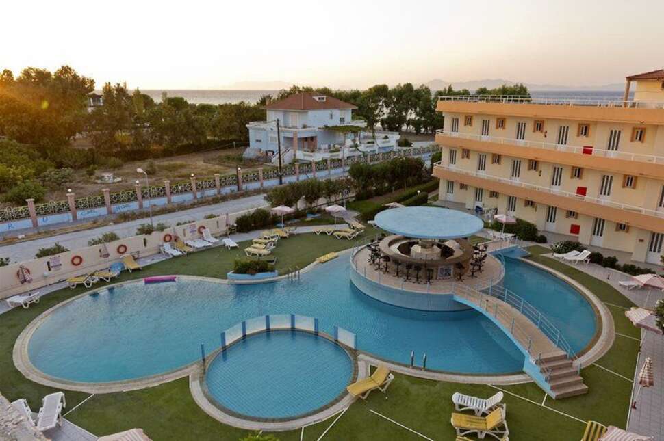 Een foto van het zwembad bij Bayside Hotel Katsaras