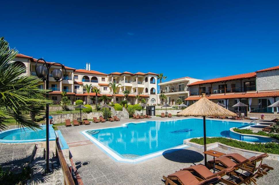 Ein Foto vom Pool im Blue Bay Hotel Afytos