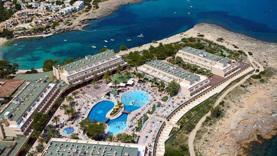 Een foto van het zwembad bij Sirenis Seaview Country Club