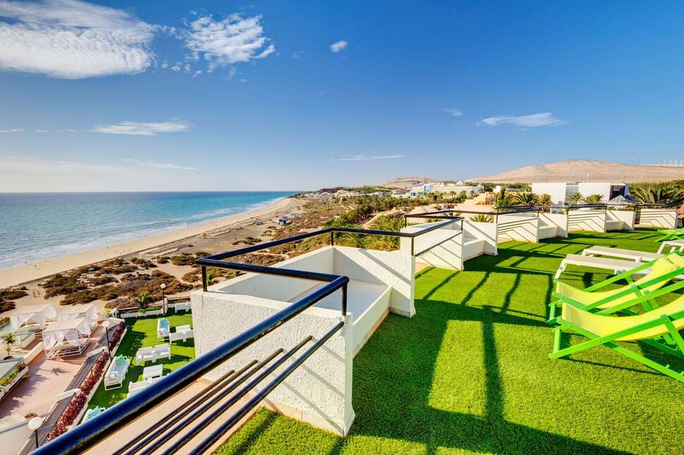 Een foto van het terras bij SBH Crystal Beach Hotel & Suites