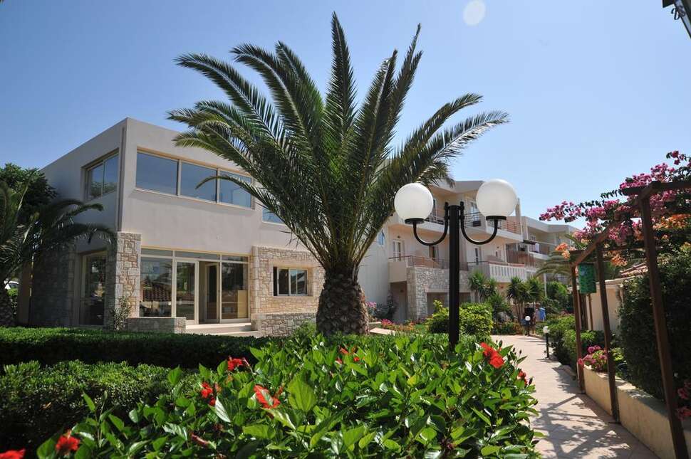 Een foto van de buitenkant van Hotel Cretan Garden