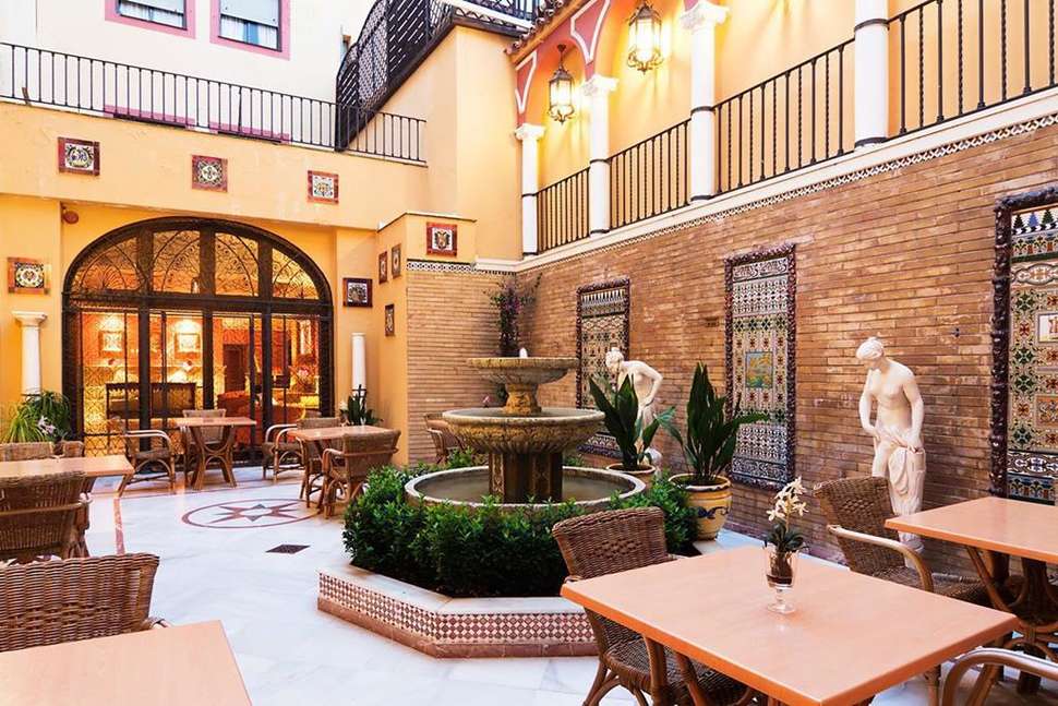 Een foto van het terras bij H10 Corregidor Boutique Hotel