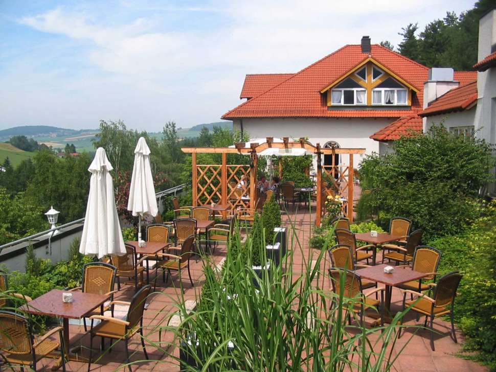 Een foto van het terras bij Burghotel Am Hohen Bogen