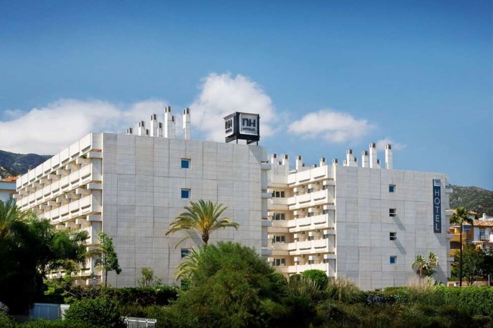 Een foto van de buitenkant van NH Marbella