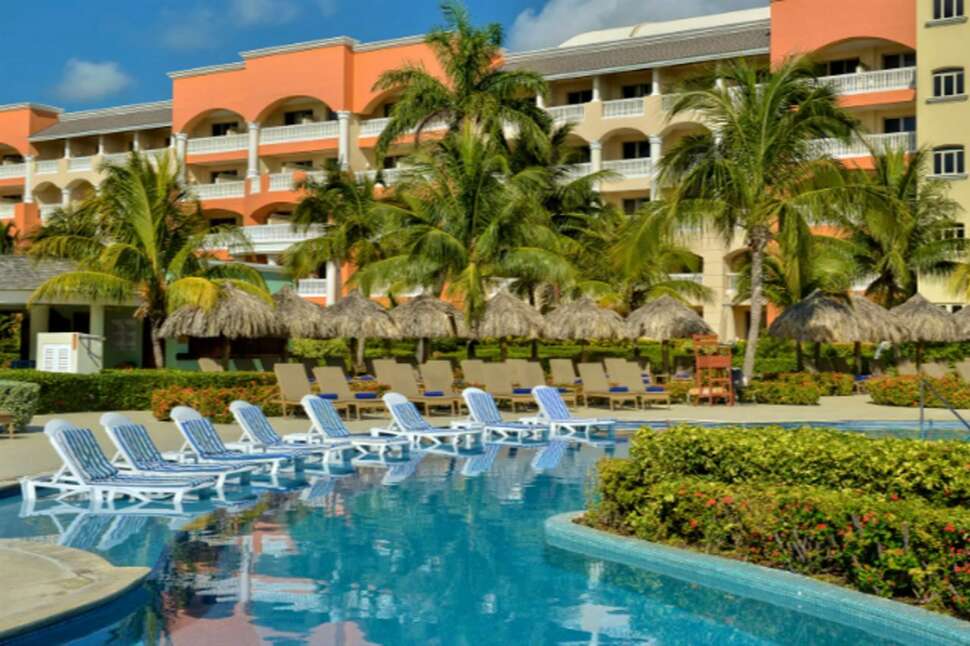 Een foto van het zwembad bij Iberostar Selection Rose Hall Suites