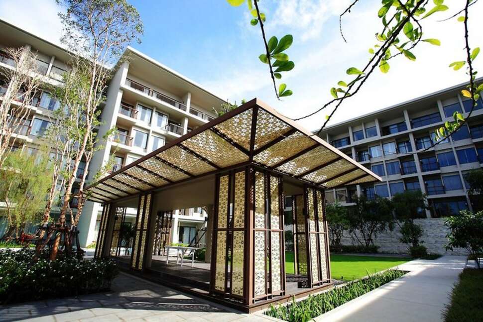 Een foto van de buitenkant van Proud Phuket Hotel