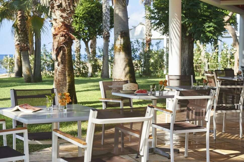 Een foto van het terras bij Louis Phaethon Beach