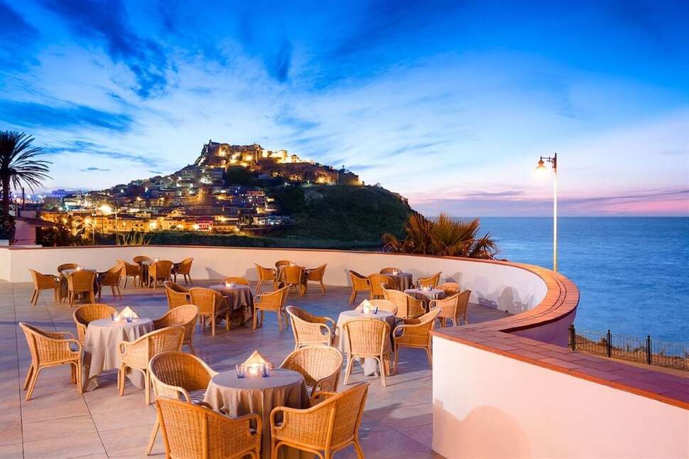 Een foto van het terras bij LH Pedraladda Resort