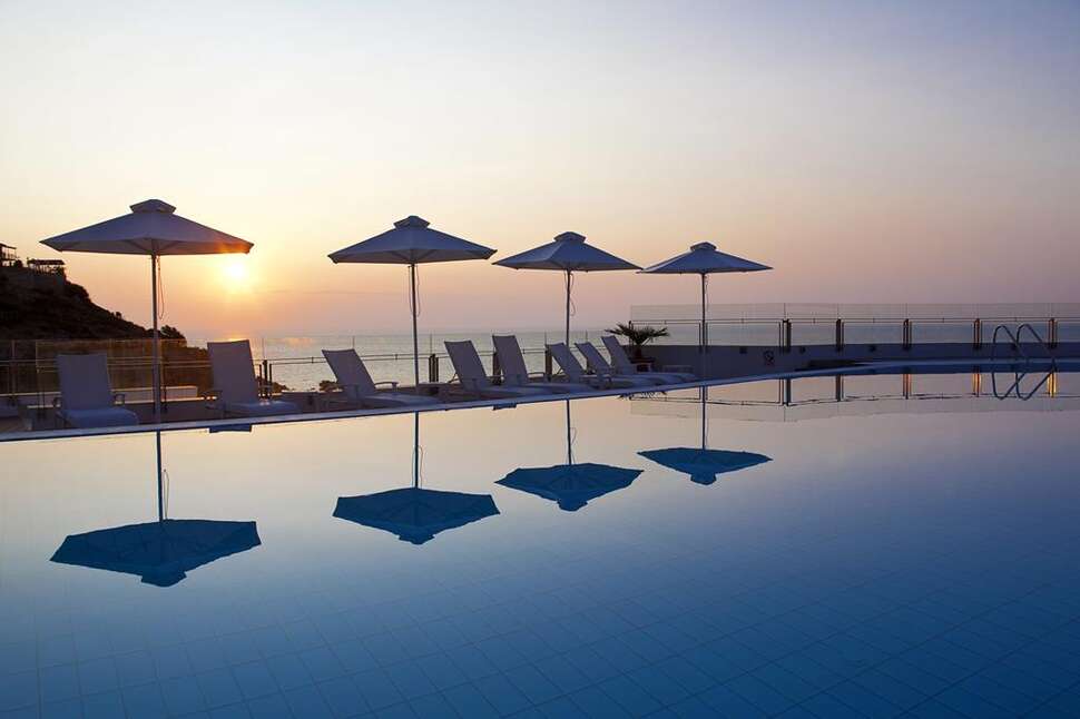 Een foto van het zwembad bij Apostolata Island Resort & Spa
