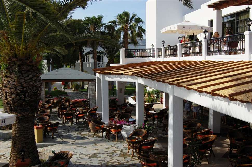 Een foto van het terras bij Hotel Palladium