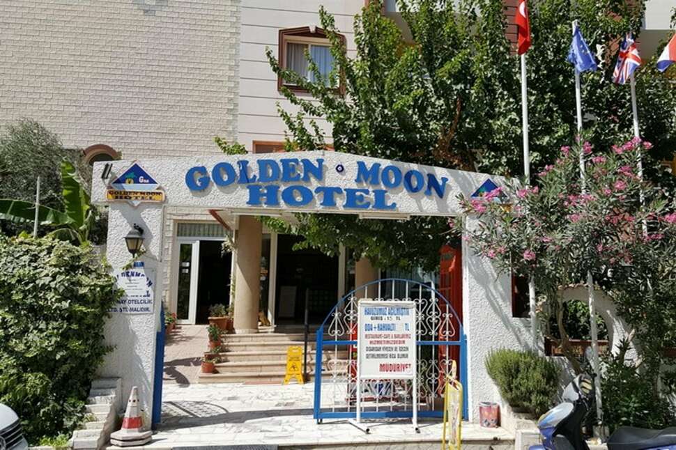 Ein Foto von der Außenansicht des Golden Moon Aparthotel