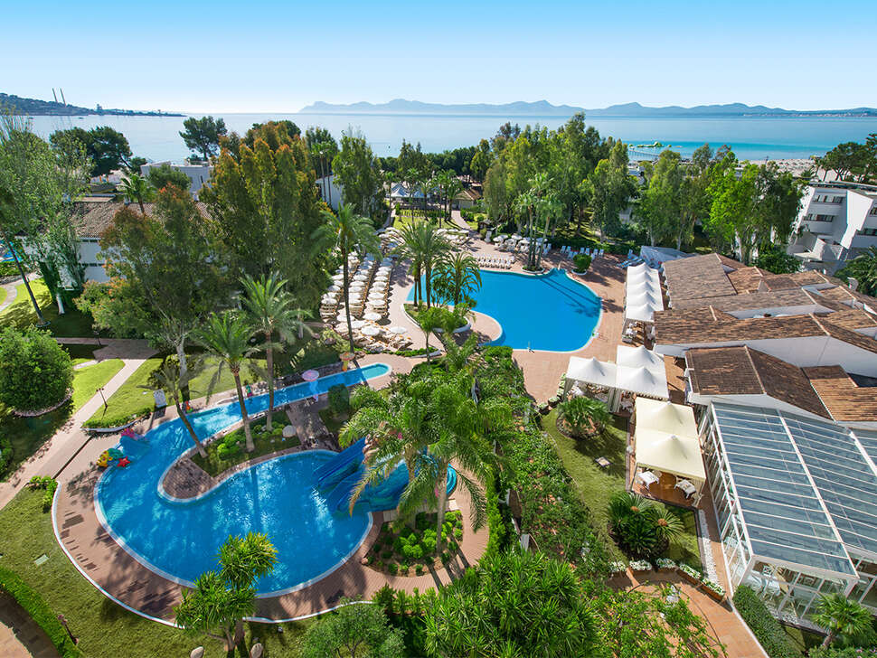 Een foto van het zwembad bij Iberostar Waves Ciudad Blanca