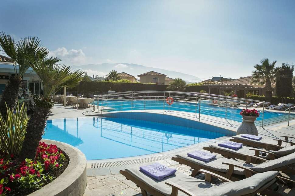 Een foto van het zwembad bij Avithos Resort