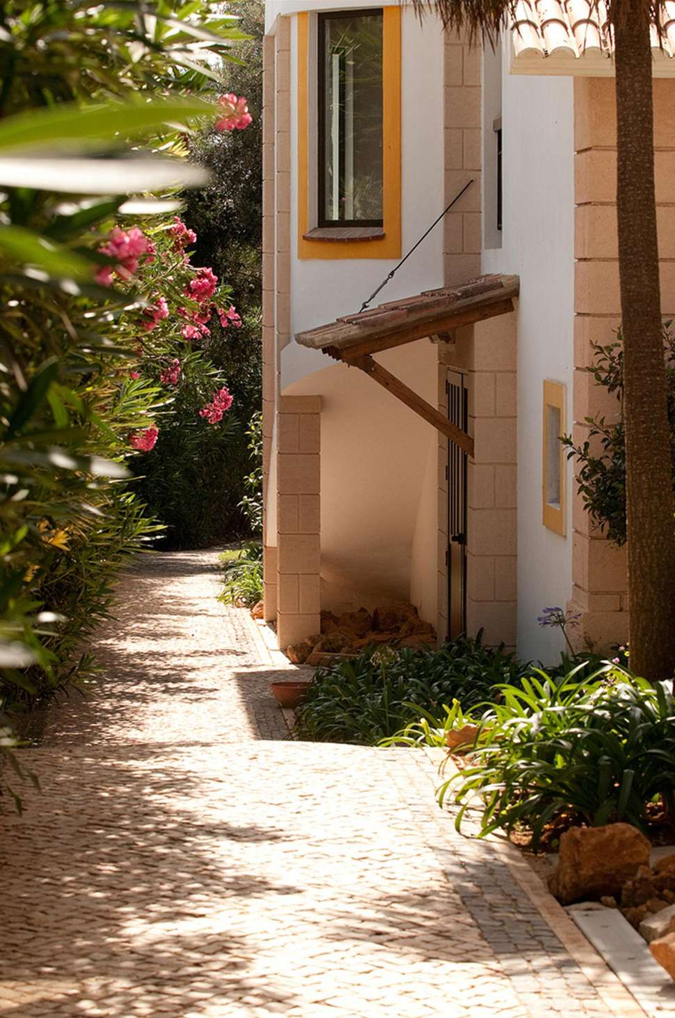 Ein Foto von der Außenansicht des Luzmar Villas