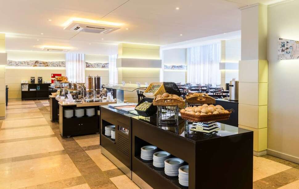 Een foto van de faciliteiten bij Tryp by Wyndham Lisboa Caparica Mar Hotel