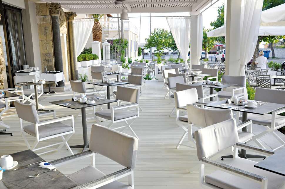 Een foto van het terras bij Mon Repos Palace Hotel