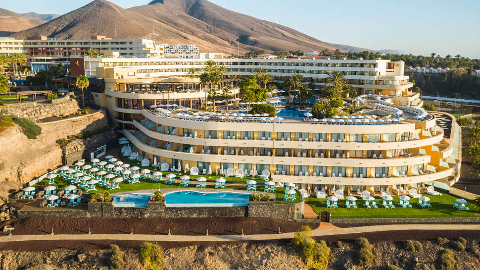 Een foto van de buitenkant van Iberostar Waves Playa Gaviotas