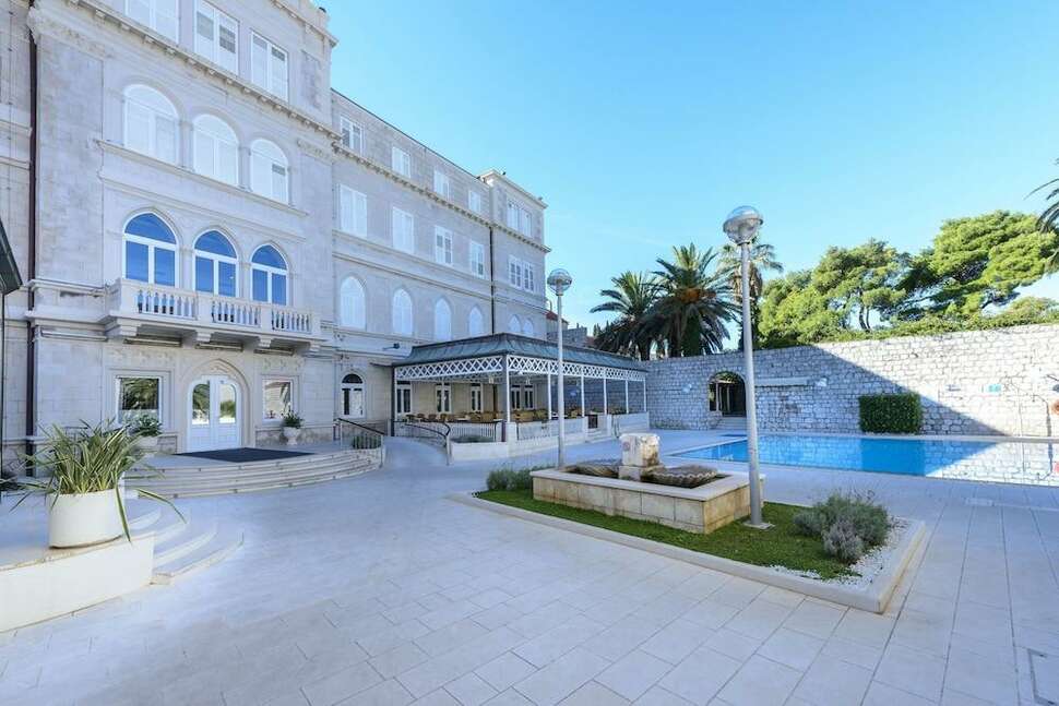 Een foto van de buitenkant van Hotel Lapad