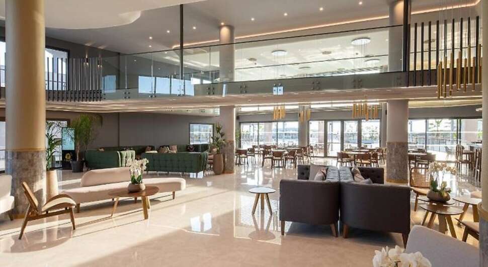 Een foto van het interieur van Portes Lithos Luxury Resort